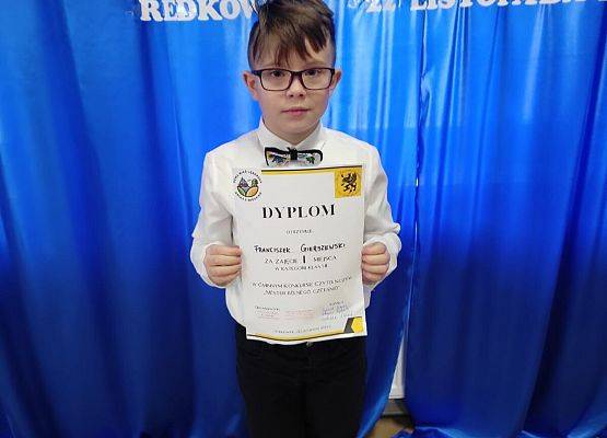 uczeń prezentuje dyplom