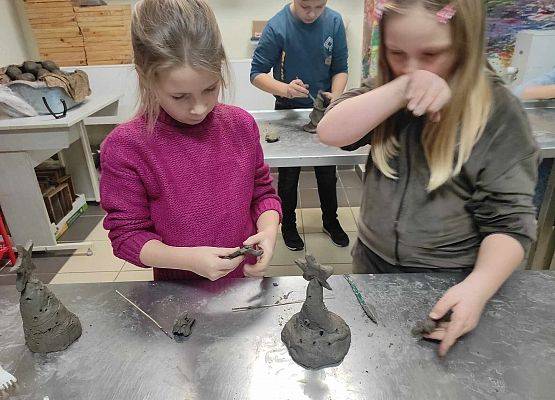 uczennice lepią wazony z giliny