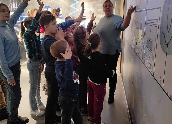 uczniowie oglądają wystawę interaktywną