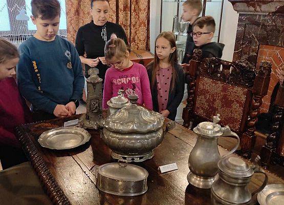 uczniowie oglądają eksponaty muzealne