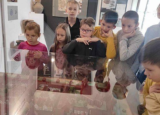 uczniowie oglądają eksponaty muzealne