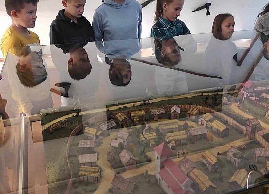 dzieci podziwiają makietę