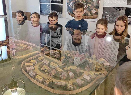 uczniowie oglądają eksponaty muzealne