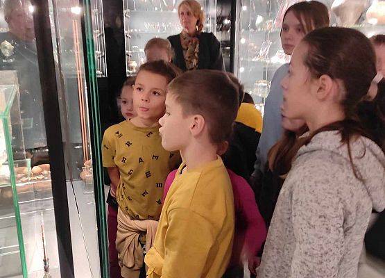 uczniowie oglądają eksponaty muzealne