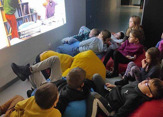 uczniowie oglądają film