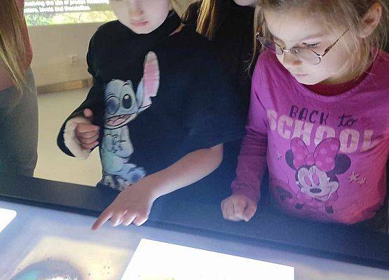 uczniowie oglądają wystawę interaktywną