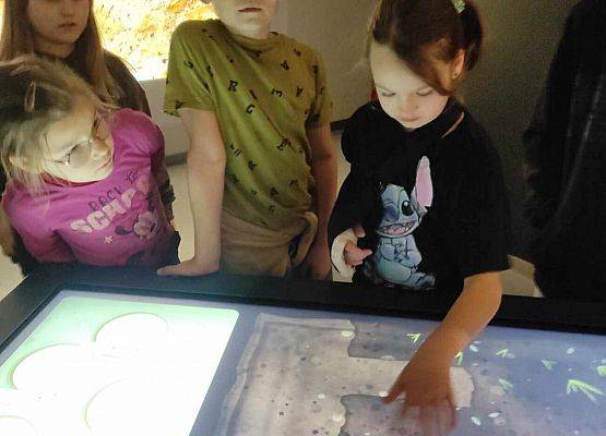 uczniowie oglądają wystawę interaktywną