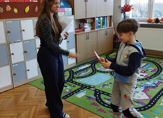 uczennica przekazuje życzenia