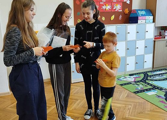 uczennice rozdają życzenia