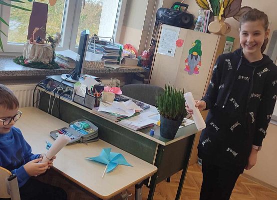 uczennica przekazuje życzenia