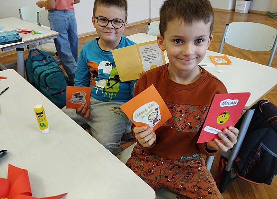 chłopcy prezentują laurki