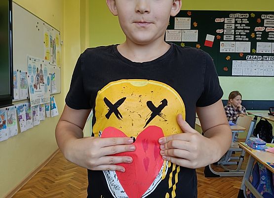 chłopiec prezentuje kartkę z życzeniami