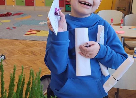 chłopiec prezentuje kartkę z życzeniami