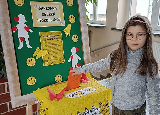 uczennica wrzuca do skrzynki życzenia