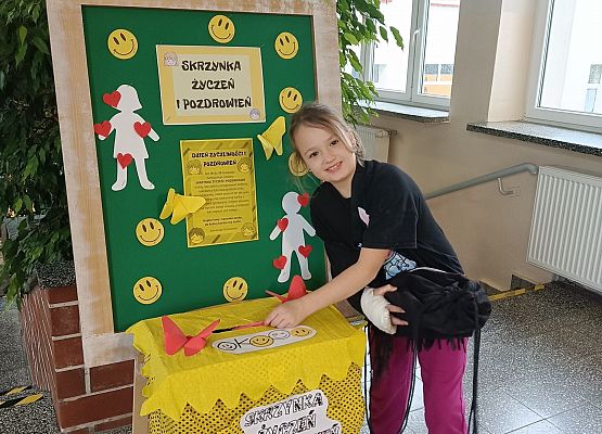 uczennica wrzuca do skrzynki życzenia