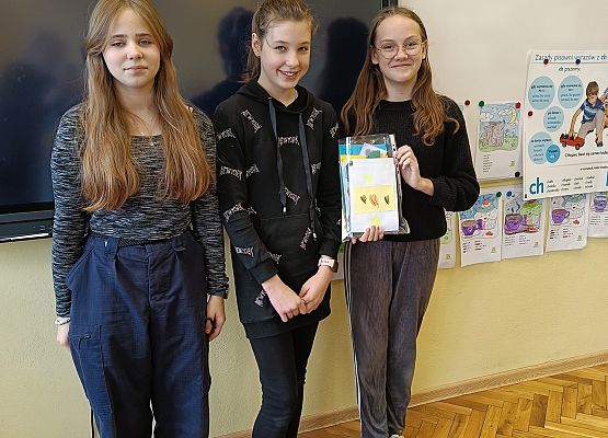 uczennice rozdają życzenia