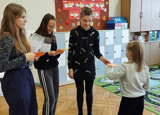 uczennice rozdają życzenia