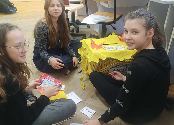 uczennice segregują życzenia