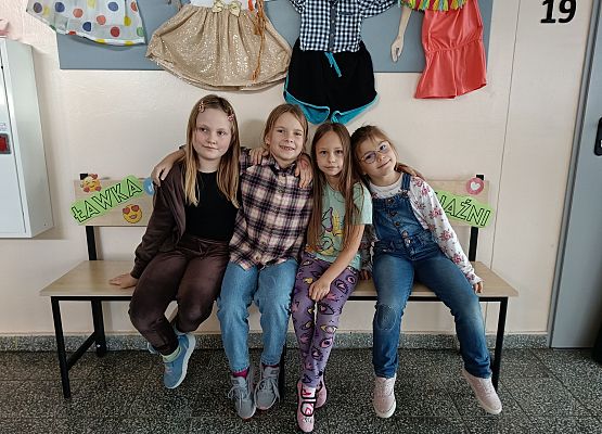 dziewczynki siedzą na ławce