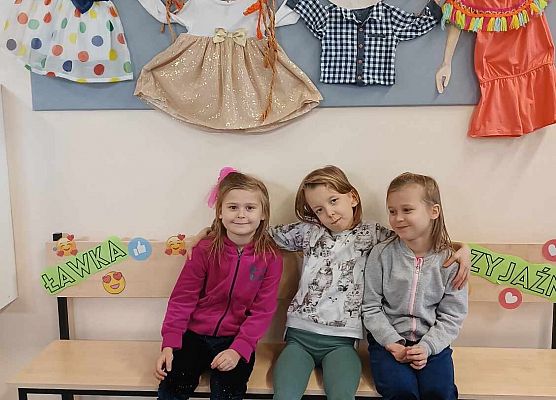 dziewczynki siedzą na ławce