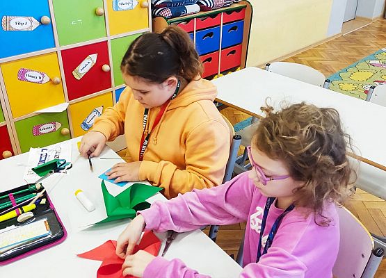 dziewczynki robią wiatraczki