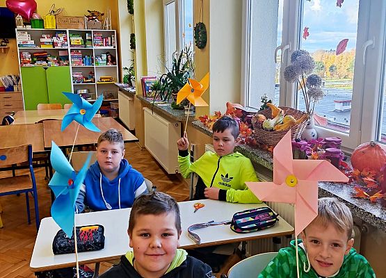 dzieci pokazują wykonane wiatraczki