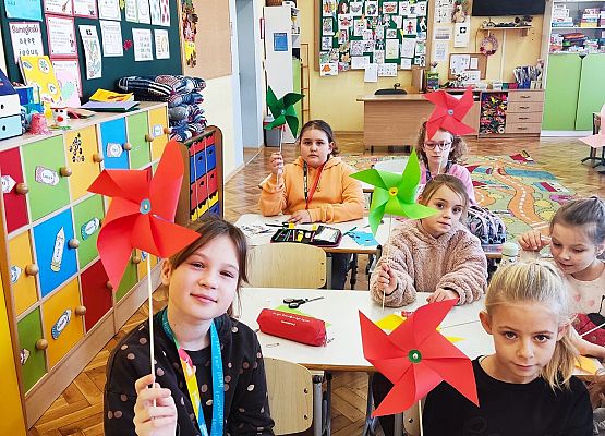 dzieci pokazują wykonane wiatraczki