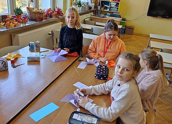 dzieci robią papierowe wiatraczki