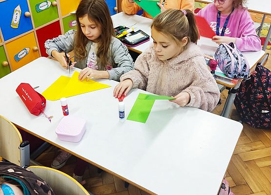 dzieci robią papierowe wiatraczki