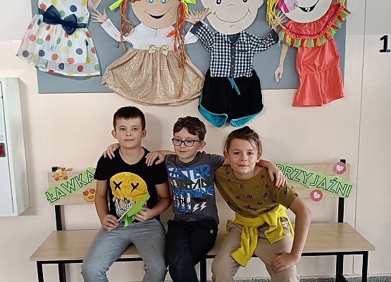 chłopcy siedzą na ławce życzliwości