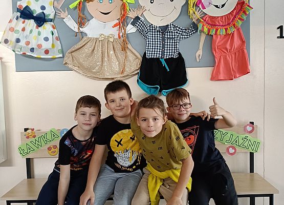 chłopcy siedzą na ławce życzliwości