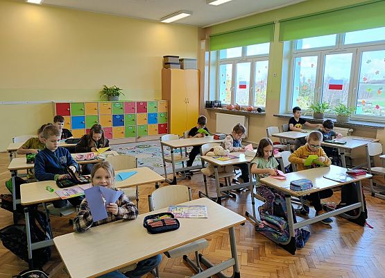 dzieci robią papierowe wiatraczki