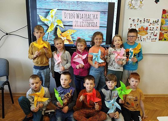 dzieci prezentują wykonane wiatraczki