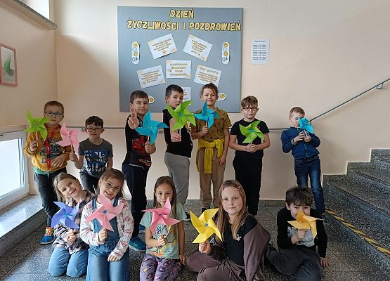 dzieci prezentują wykonane wiatraczki