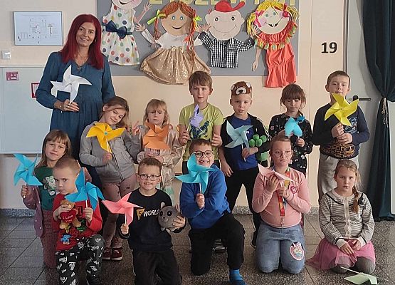 dzieci prezentują wykonane wiatraczki