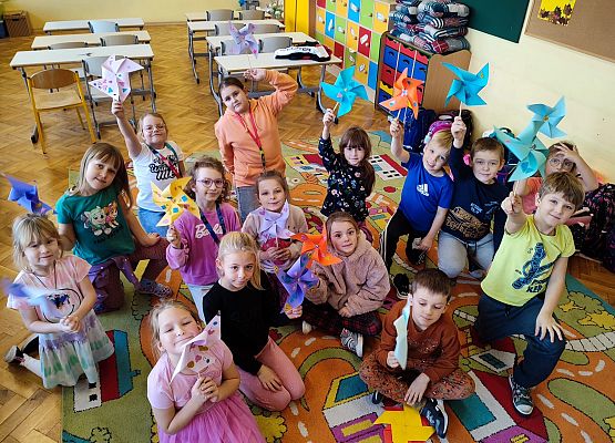 dzieci prezentują wykonane wiatraczki