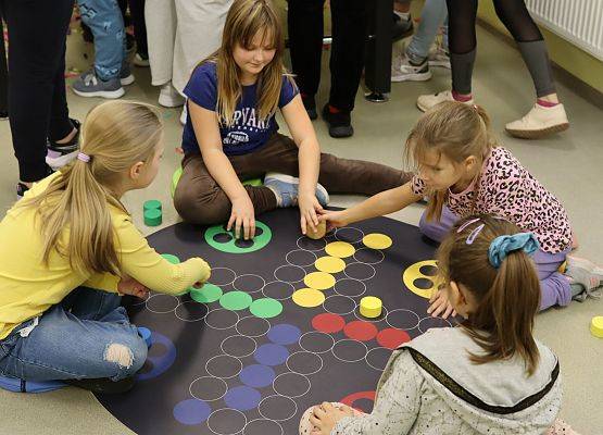 uczniowie grają w szkolnej strefie gier