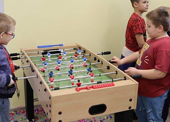 uczniowie grają w szkolnej strefie gier