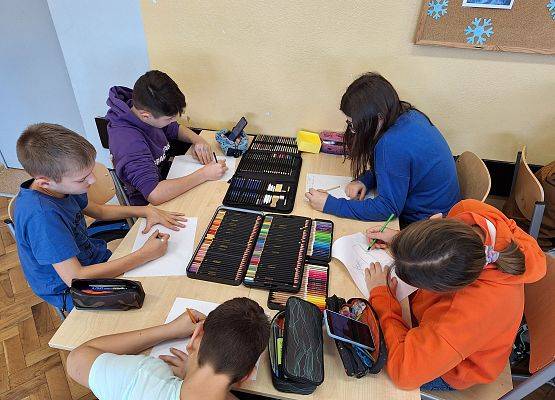 uczniowie pracują nad legendą i ilustracją do legendy