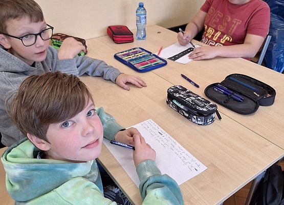 uczniowie pracują w grupie