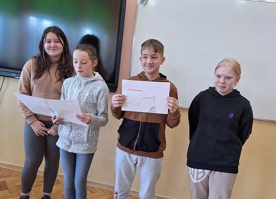 uczniowie prezentują napisaną legendę