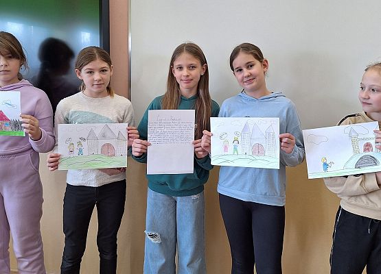 uczennice prezentują napisaną legendę