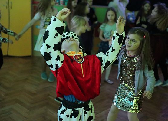 uczniowie tańczą podczas zabawy andrzejkowej