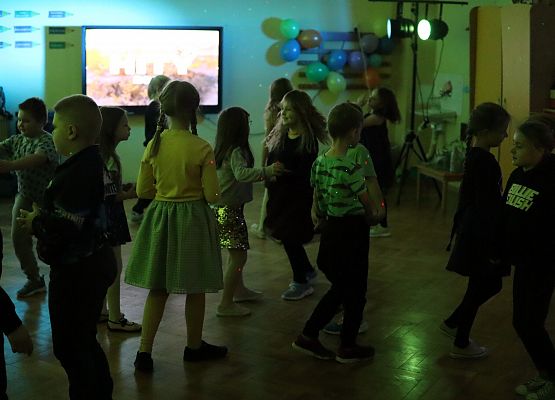 uczniowie tańczą podczas zabawy andrzejkowej