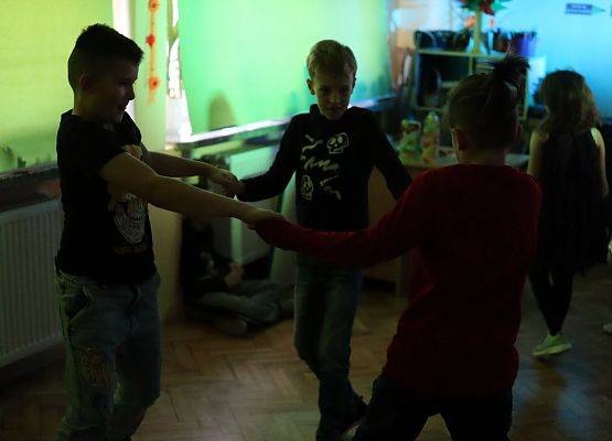 uczniowie tańczą podczas zabawy andrzejkowej