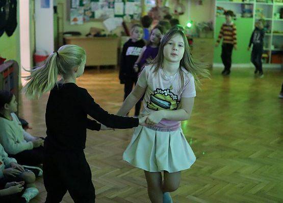 uczniowie tańczą podczas zabawy andrzejkowej