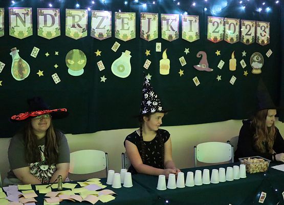 uczennice na stanowisku z wróżbami