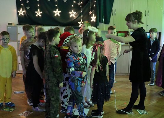 nauczycielka objaśnia zasady wróżby