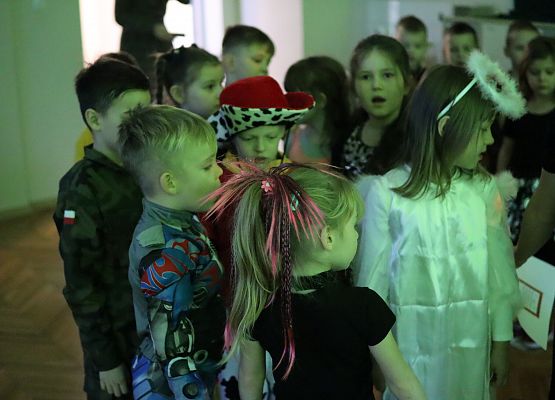 uczniowie tańczą podczas zabawy andrzejkowej