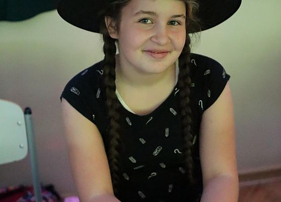 uczennica na stanowisku z wróżbami